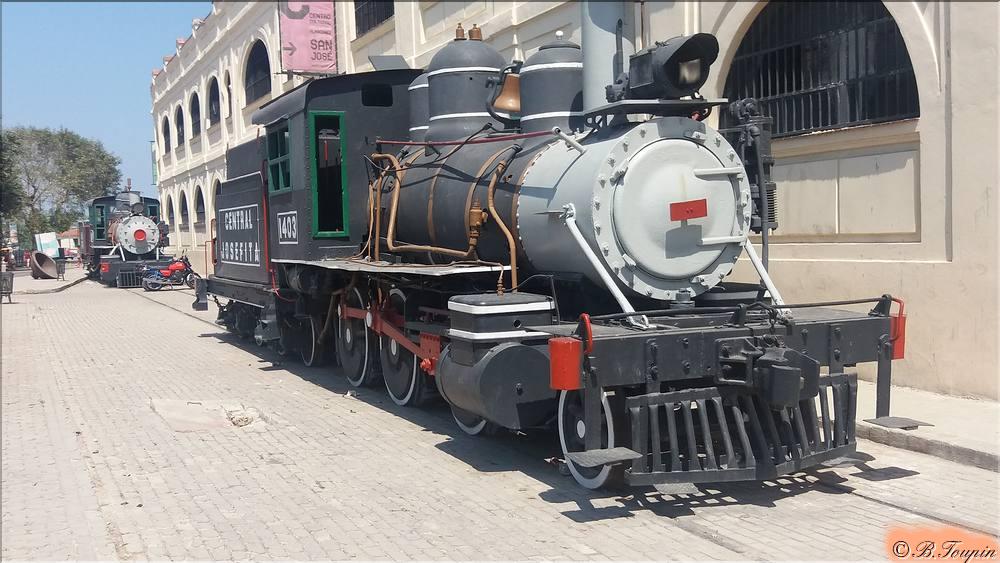 Vieilles locomotives exposes devant lentre ducentre Culturel.